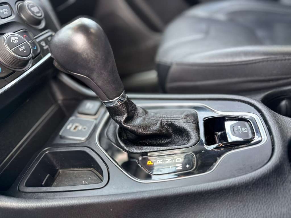 Photo 15 of this JEEP CHEROKEE