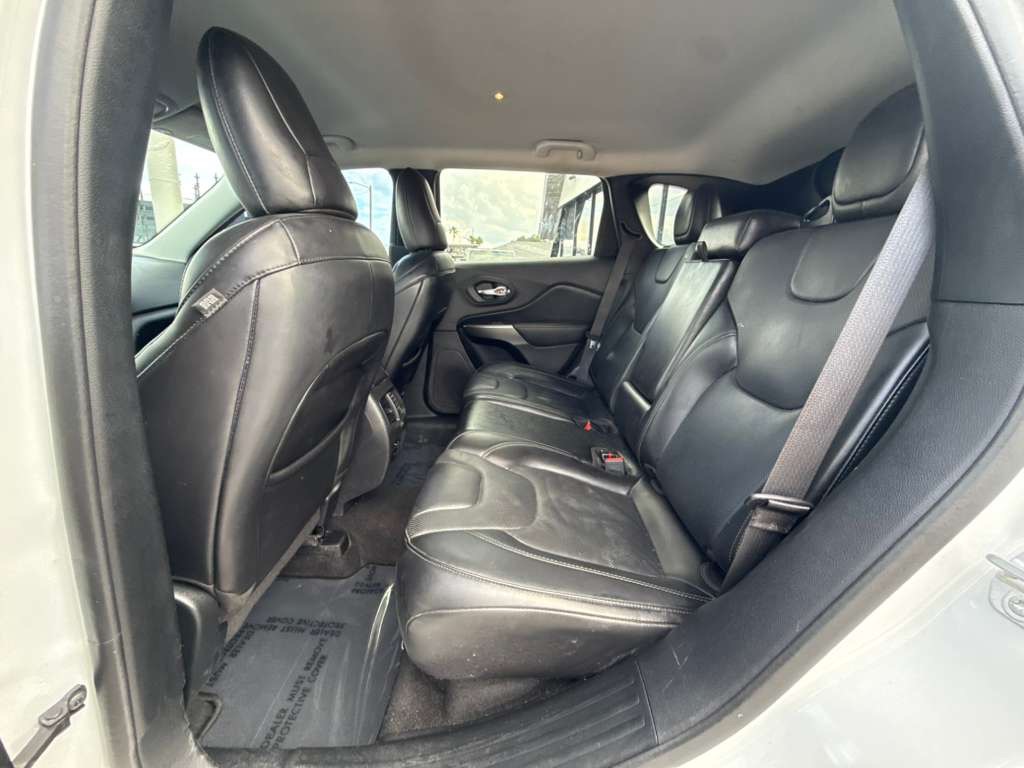Photo 17 of this JEEP CHEROKEE