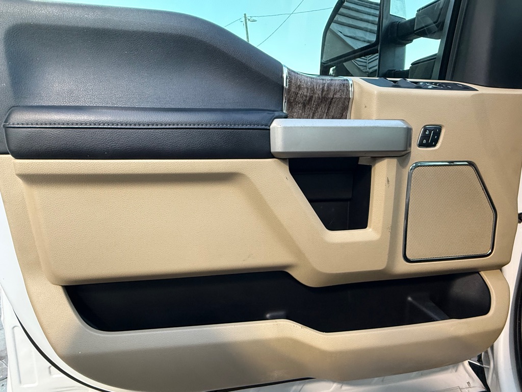 Photo 31 of this FORD F250 LARIAT
