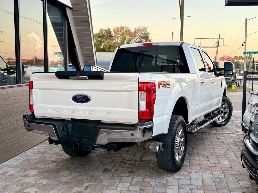 Photo 29 of this FORD F250 LARIAT