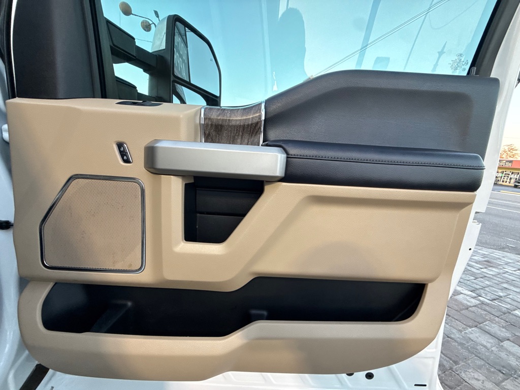 Photo 38 of this FORD F250 LARIAT