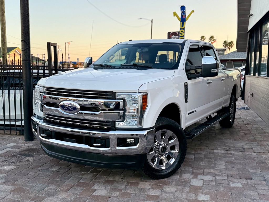 Photo 2 of this FORD F250 LARIAT