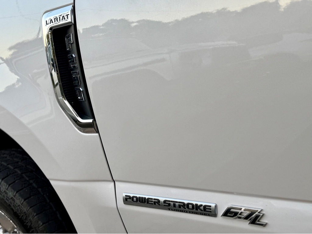 Photo 30 of this FORD F250 LARIAT