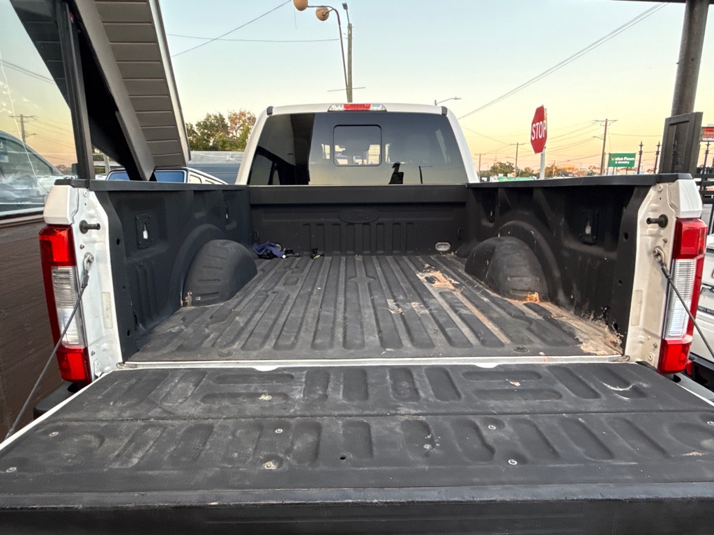 Photo 34 of this FORD F250 LARIAT
