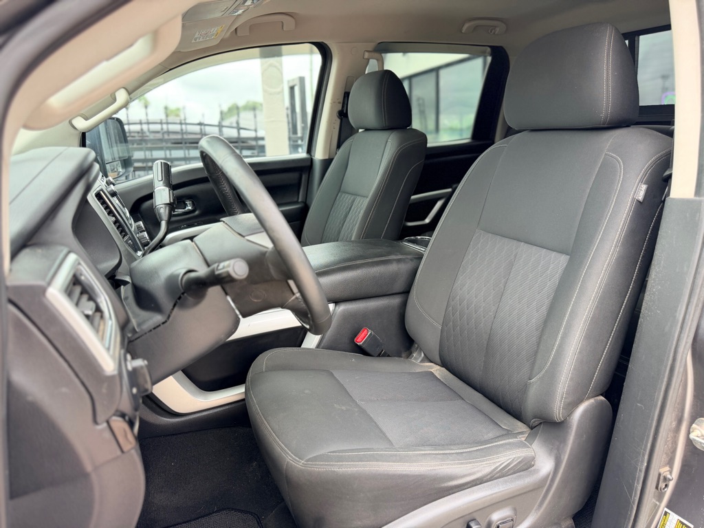 Photo 14 of this NISSAN TITAN XD