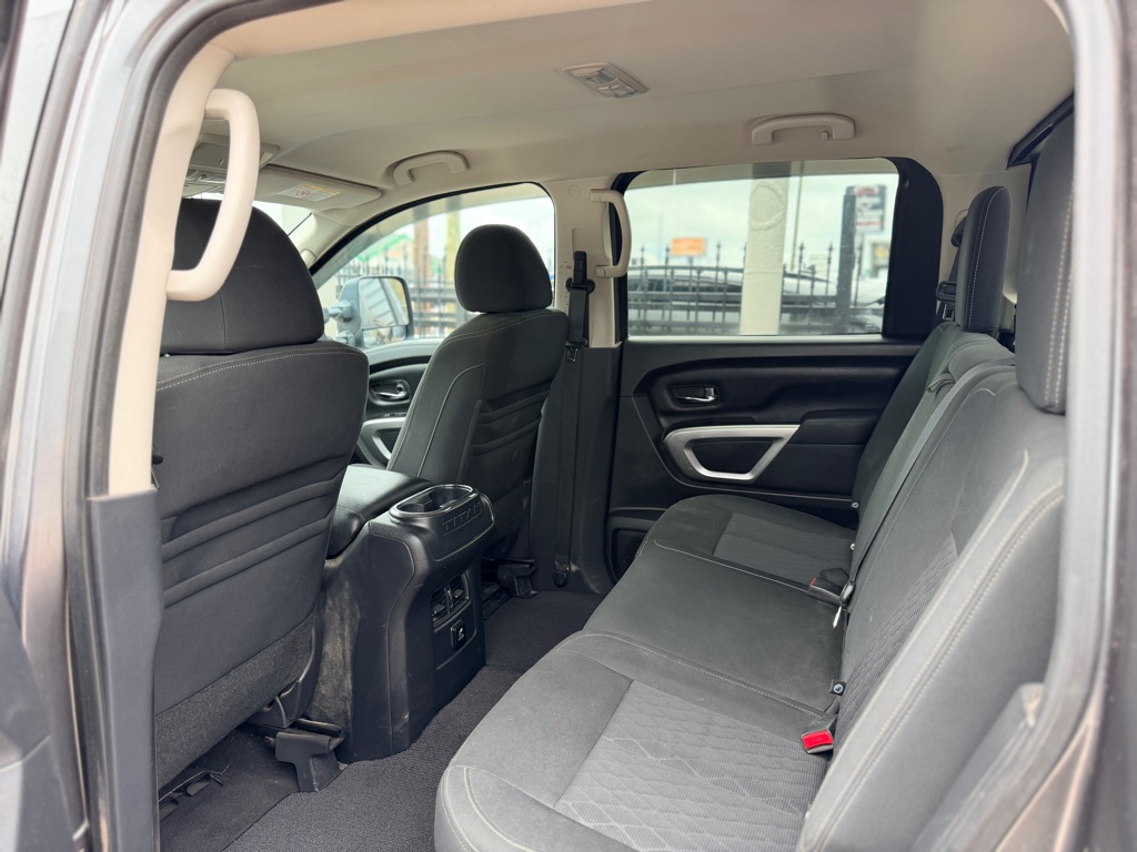 Photo 18 of this NISSAN TITAN XD