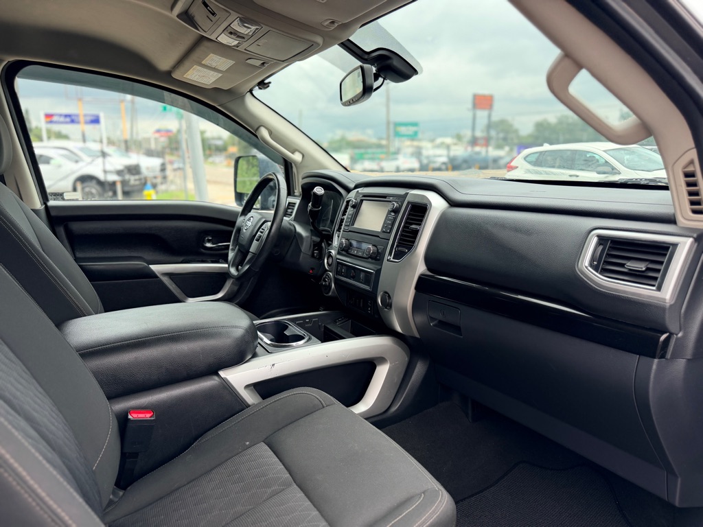 Photo 17 of this NISSAN TITAN XD