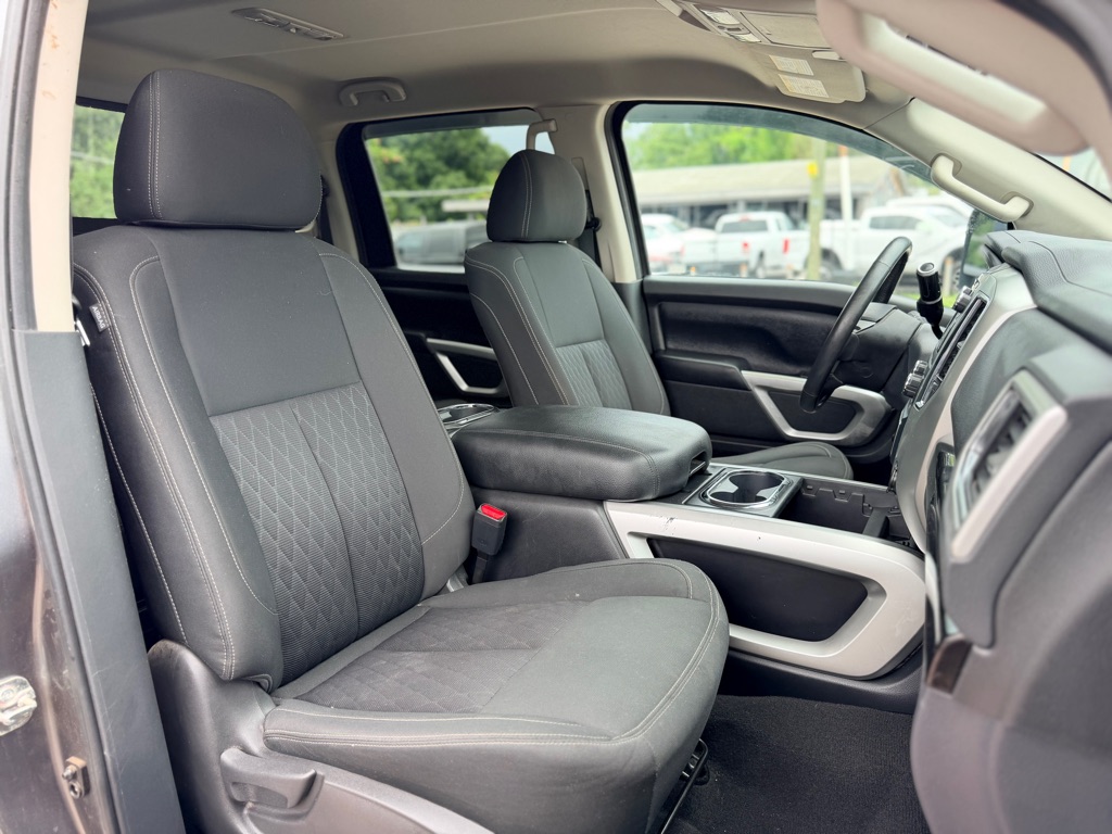Photo 16 of this NISSAN TITAN XD