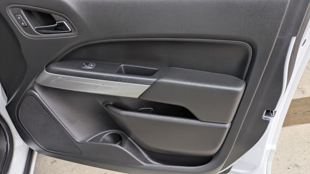 Photo 5 of this CHEVROLET COLORADO