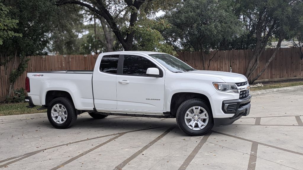 Photo 2 of this CHEVROLET COLORADO