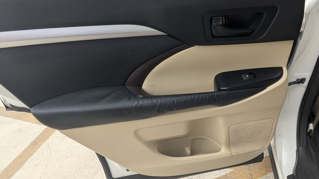 Photo 9 of this TOYOTA HIGHLANDER