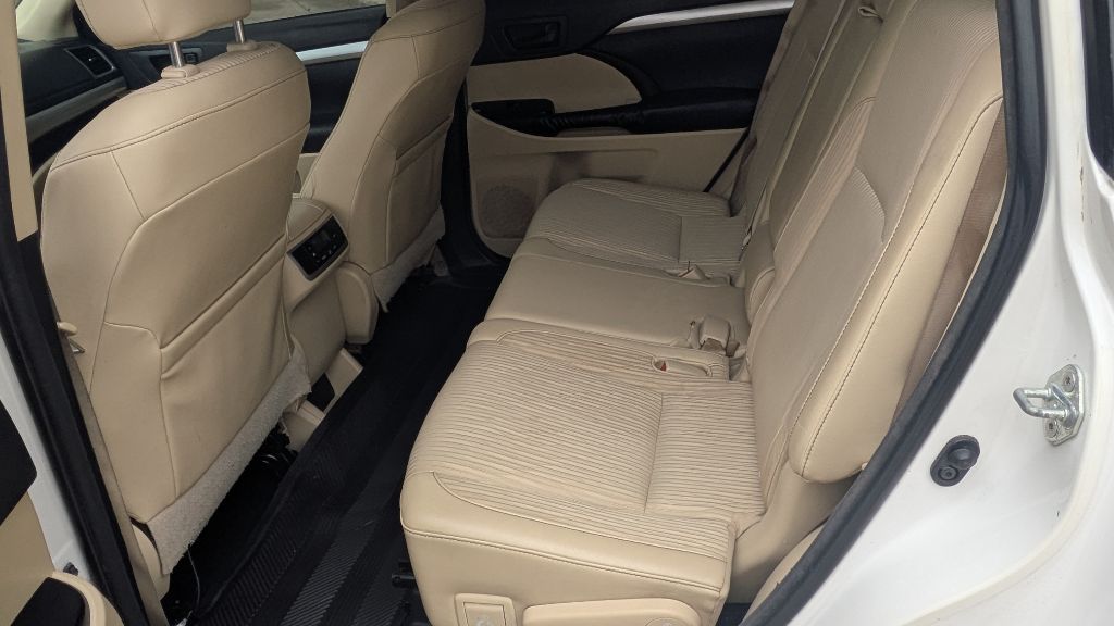 Photo 8 of this TOYOTA HIGHLANDER