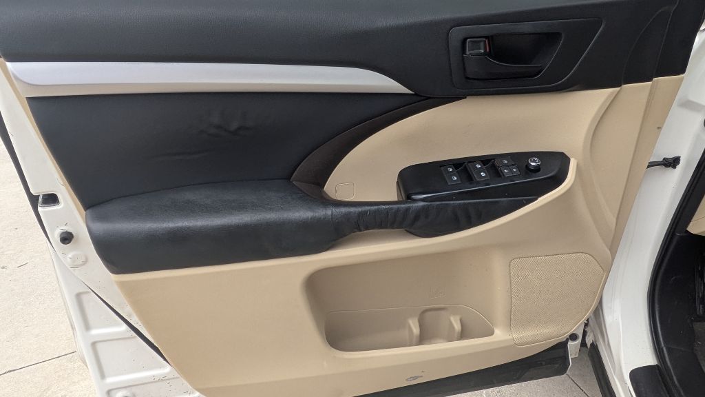 Photo 7 of this TOYOTA HIGHLANDER