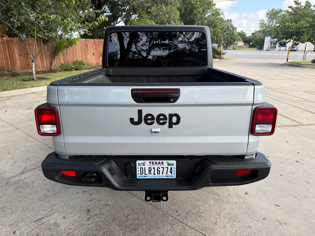 Photo 6 of this JEEP GLADIATOR