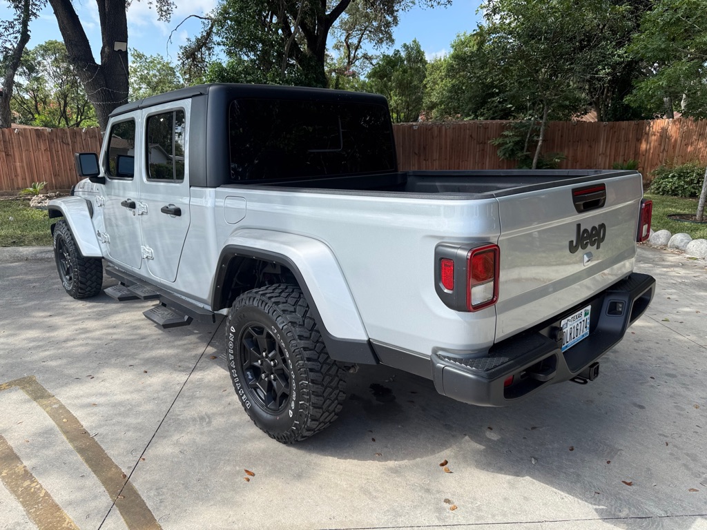 Photo 5 of this JEEP GLADIATOR