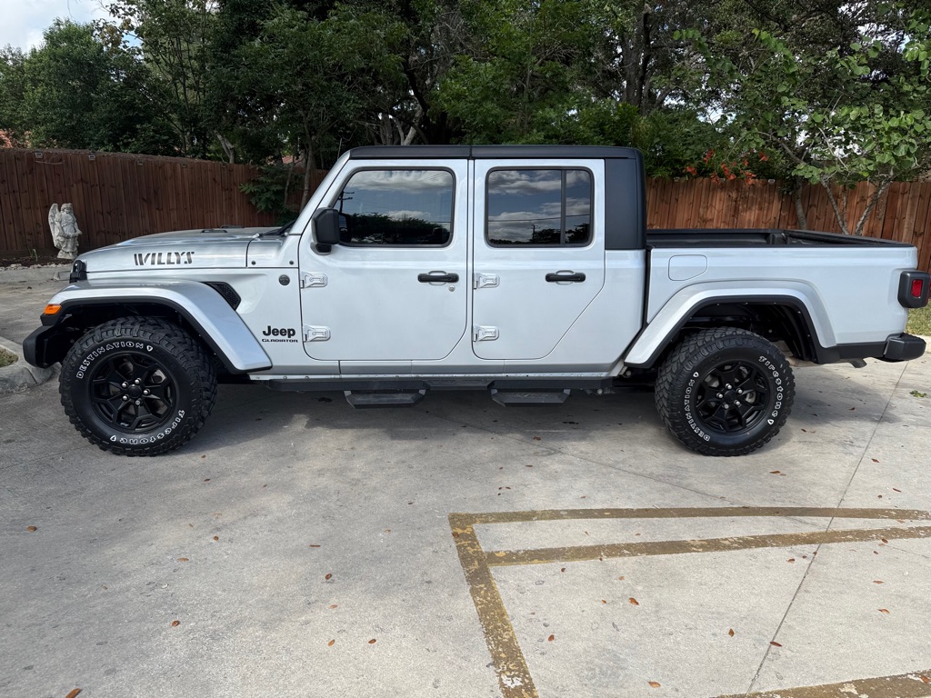 Photo 4 of this JEEP GLADIATOR