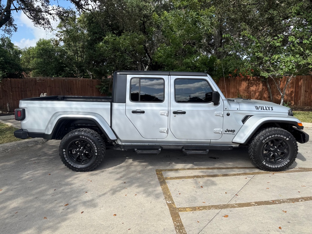 Photo 8 of this JEEP GLADIATOR