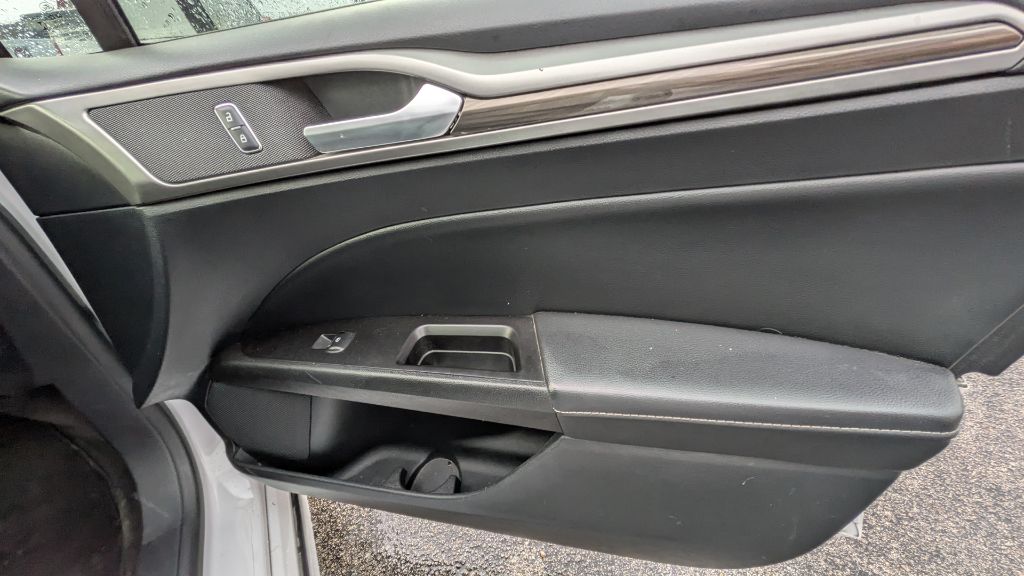 Photo 7 of this FORD FUSION