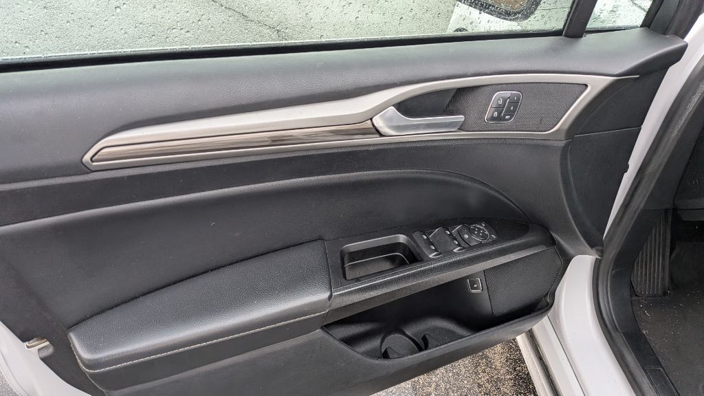 Photo 10 of this FORD FUSION
