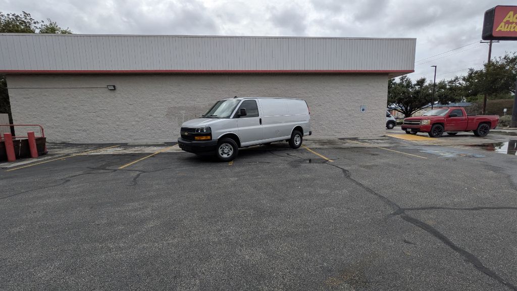 Photo 19 of this CHEVROLET EXPRESS G2500