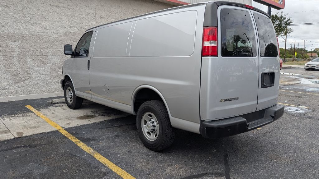 Photo 4 of this CHEVROLET EXPRESS G2500