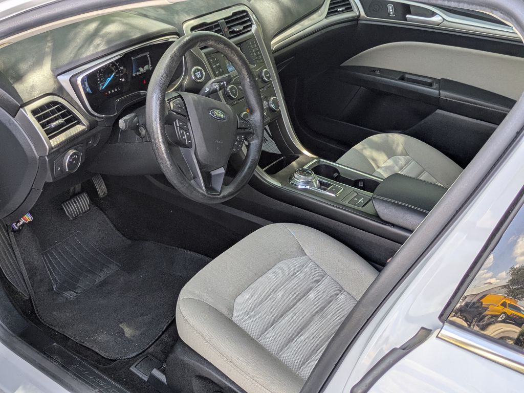Photo 17 of this FORD FUSION