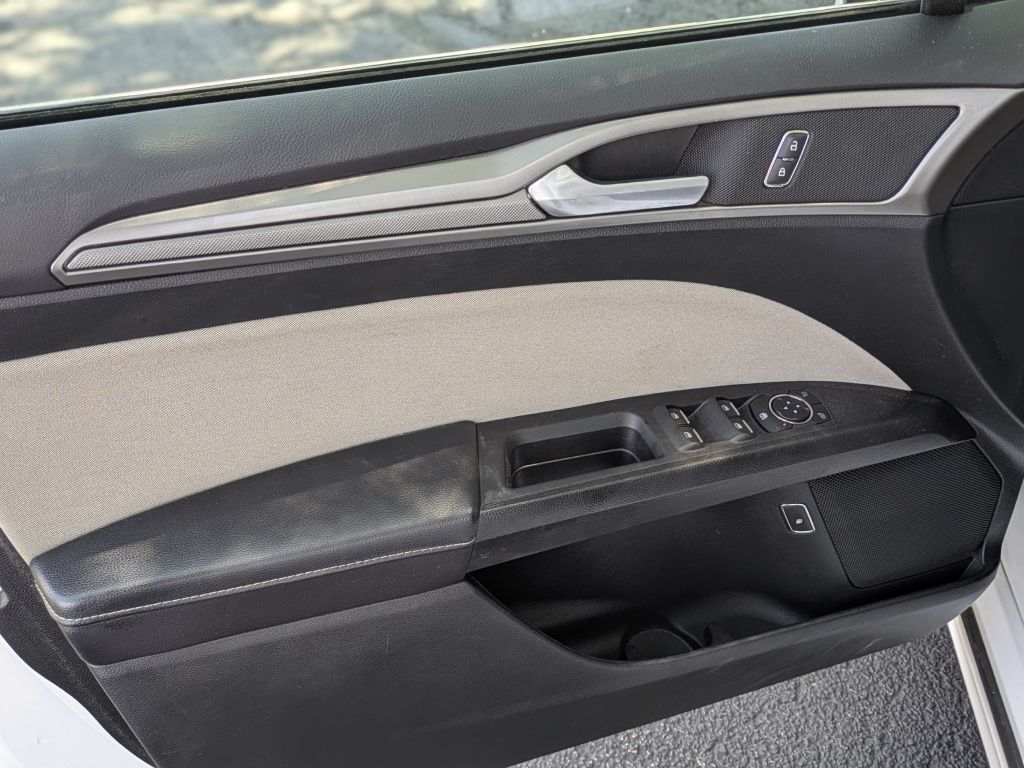 Photo 18 of this FORD FUSION