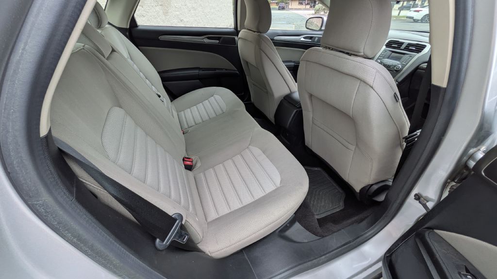 Photo 7 of this FORD FUSION