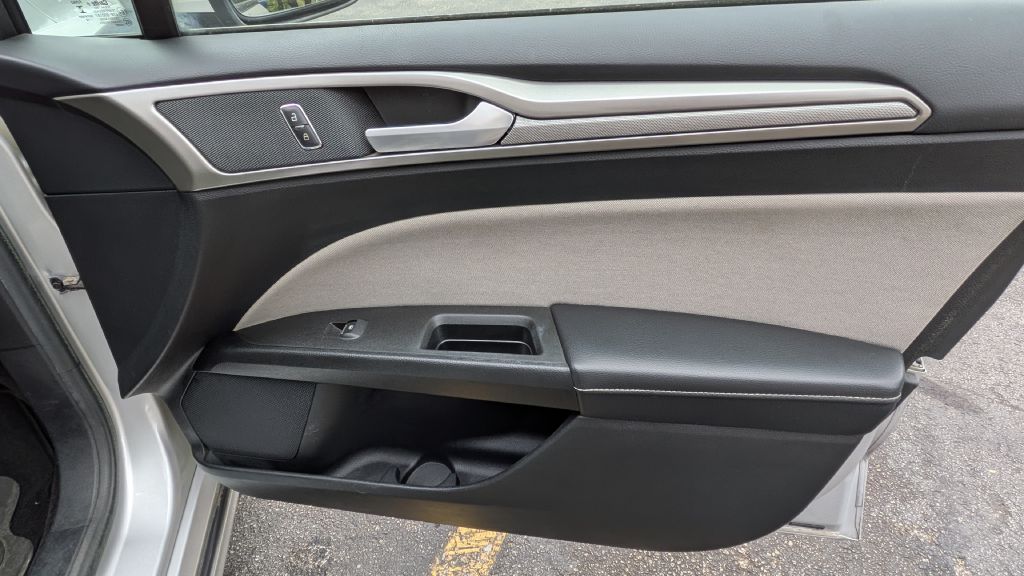 Photo 10 of this FORD FUSION
