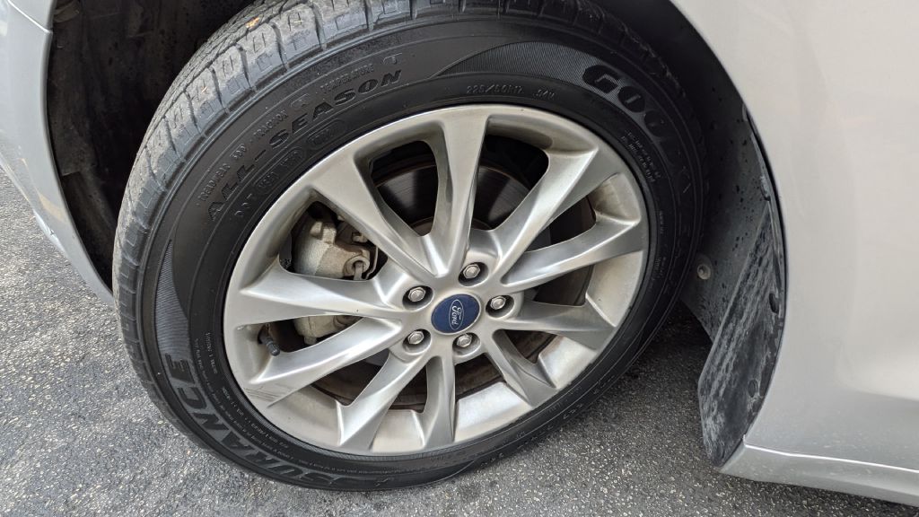 Photo 11 of this FORD FUSION
