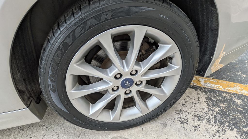 Photo 12 of this FORD FUSION
