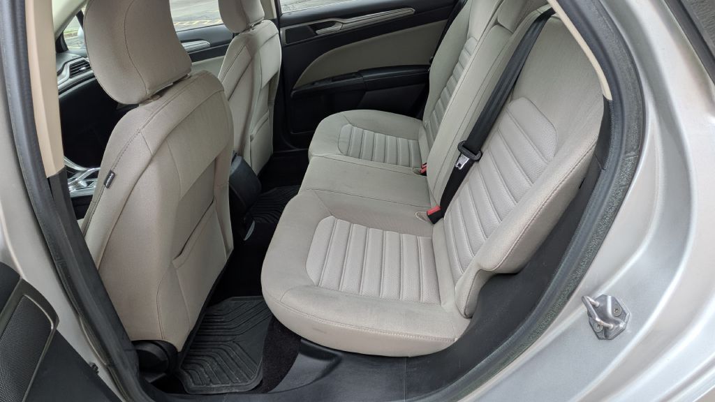 Photo 13 of this FORD FUSION