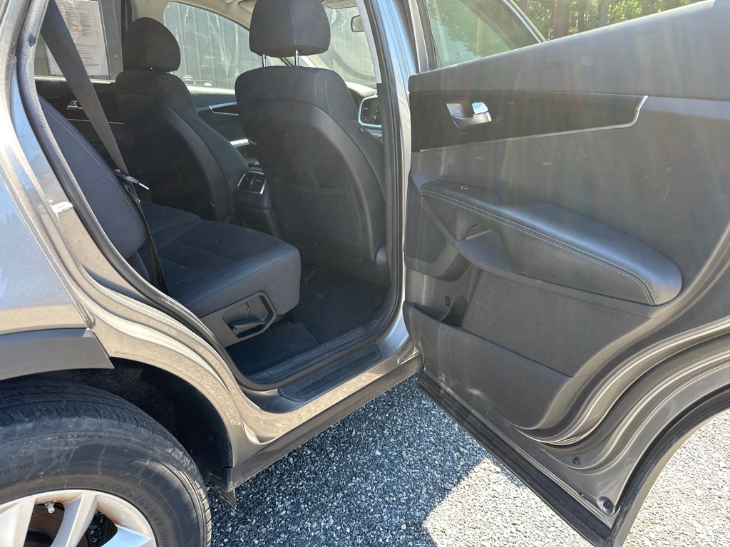 Additional photo of vehicle.