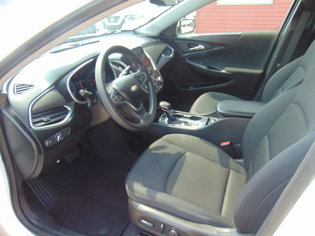 Photo 9 of this CHEVROLET MALIBU LT