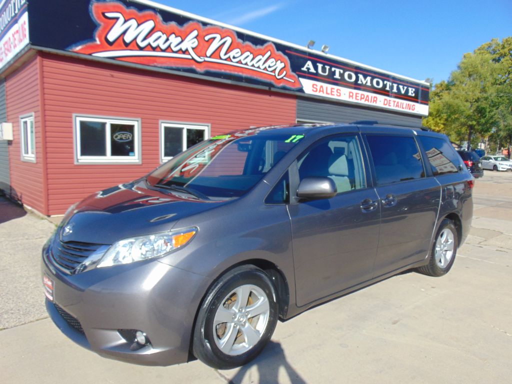 2017 TOYOTA SIENNA LE