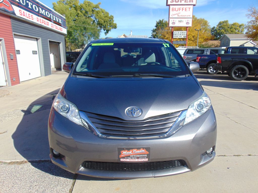 Photo 2 of this TOYOTA SIENNA LE