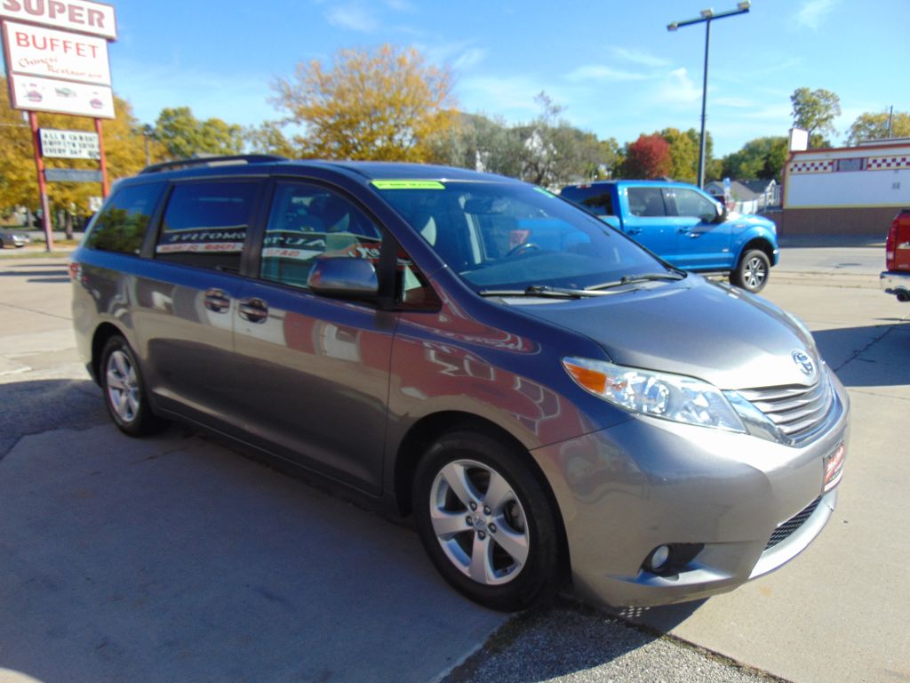 Photo 3 of this TOYOTA SIENNA LE