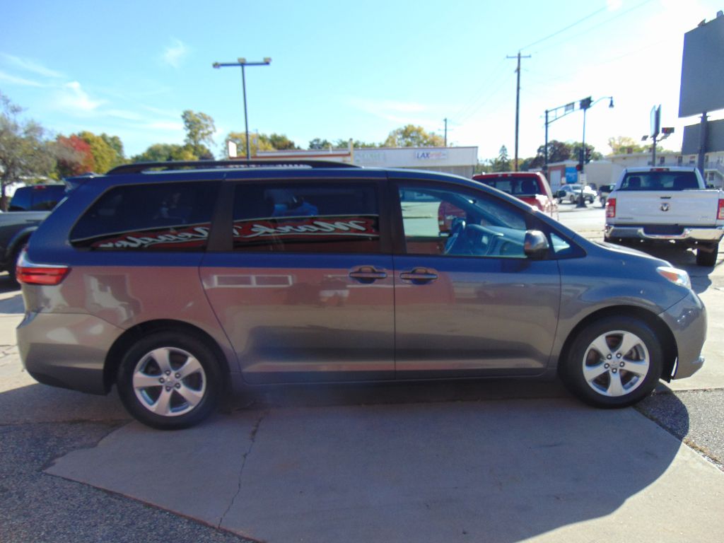 Photo 4 of this TOYOTA SIENNA LE