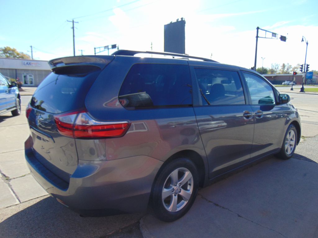 Photo 5 of this TOYOTA SIENNA LE