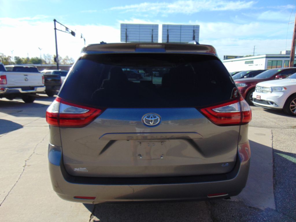 Photo 6 of this TOYOTA SIENNA LE