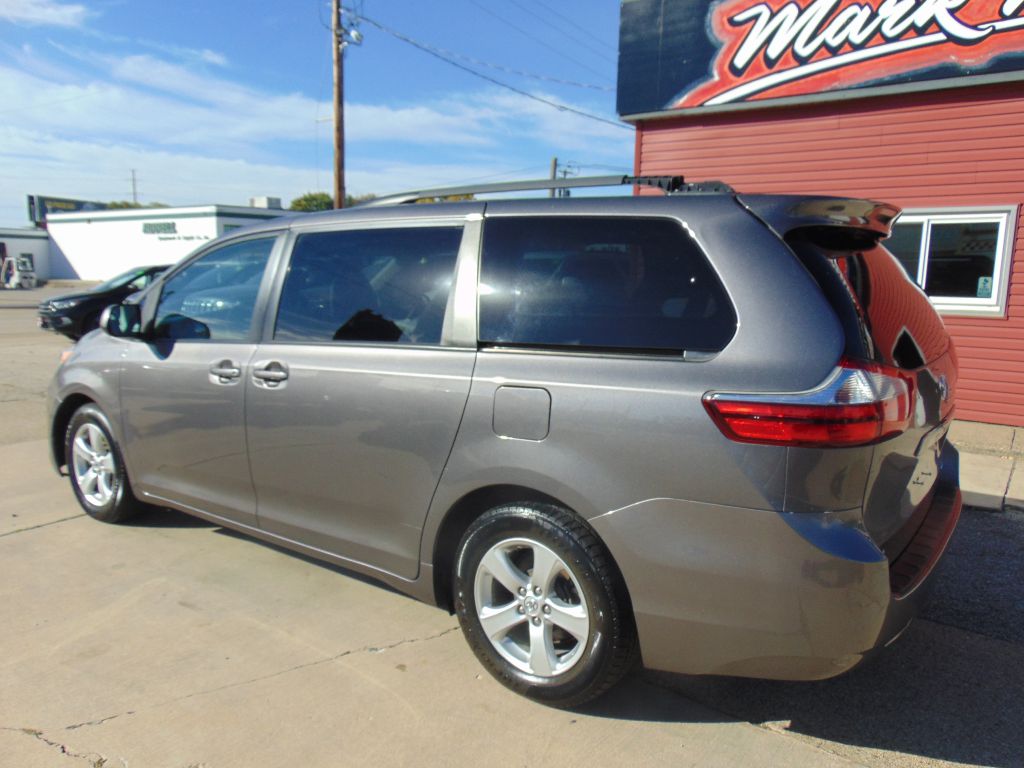 Photo 7 of this TOYOTA SIENNA LE
