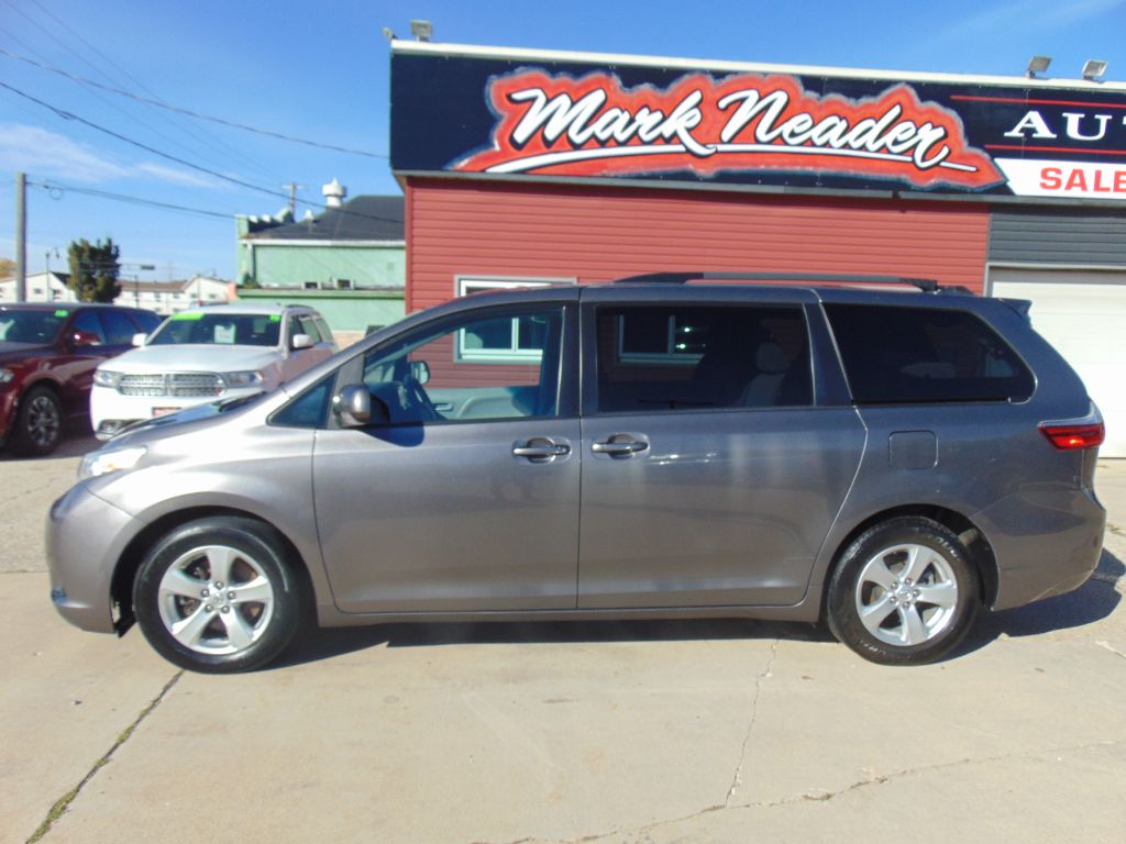 Photo 8 of this TOYOTA SIENNA LE