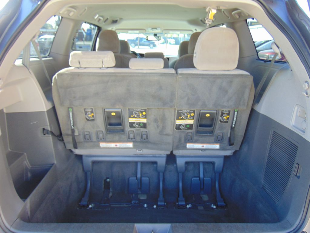 Photo 9 of this TOYOTA SIENNA LE