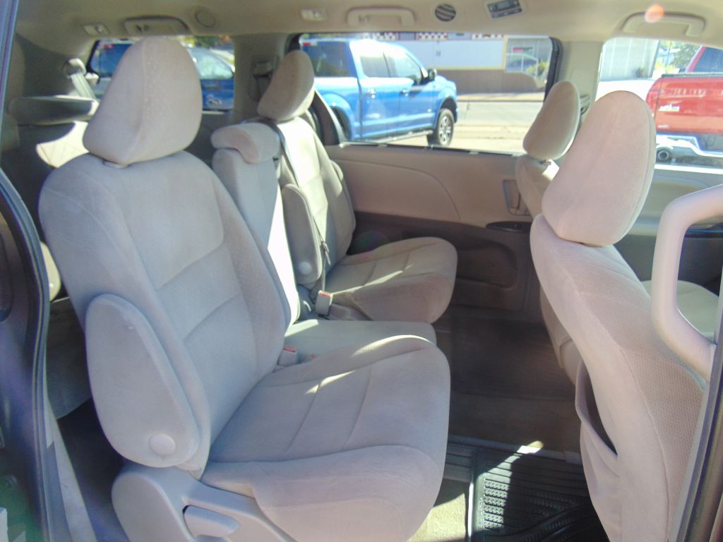 Photo 10 of this TOYOTA SIENNA LE