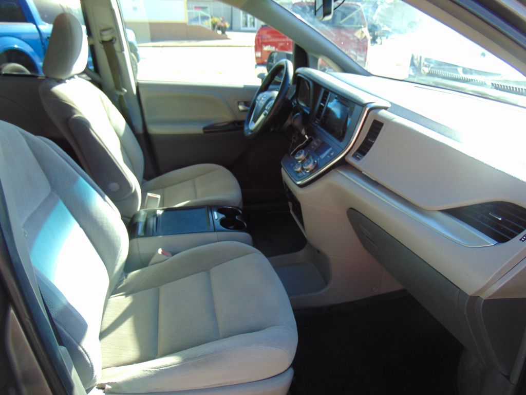 Photo 11 of this TOYOTA SIENNA LE