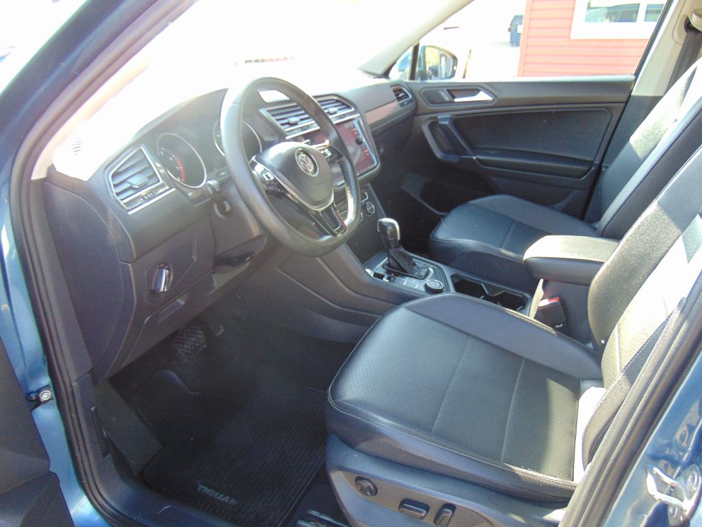 Photo 12 of this VOLKSWAGEN TIGUAN SE