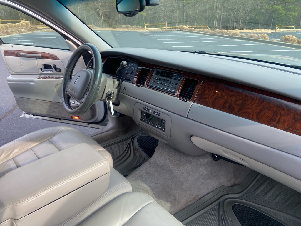 2001 LINCOLN TOWN CAR in LEXINGTON SC at TURNAGE MOTOR CO, SILVER