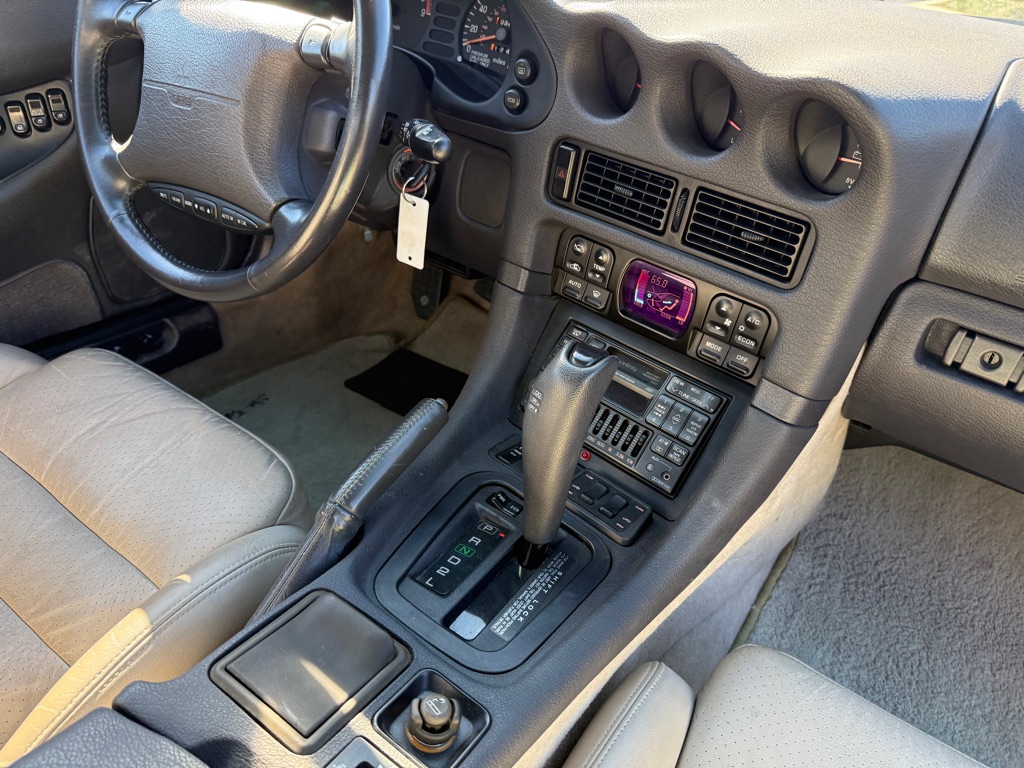 Photo 26 of this MITSUBISHI 3000 GT