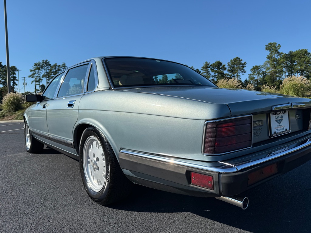 Photo 18 of this JAGUAR XJ6