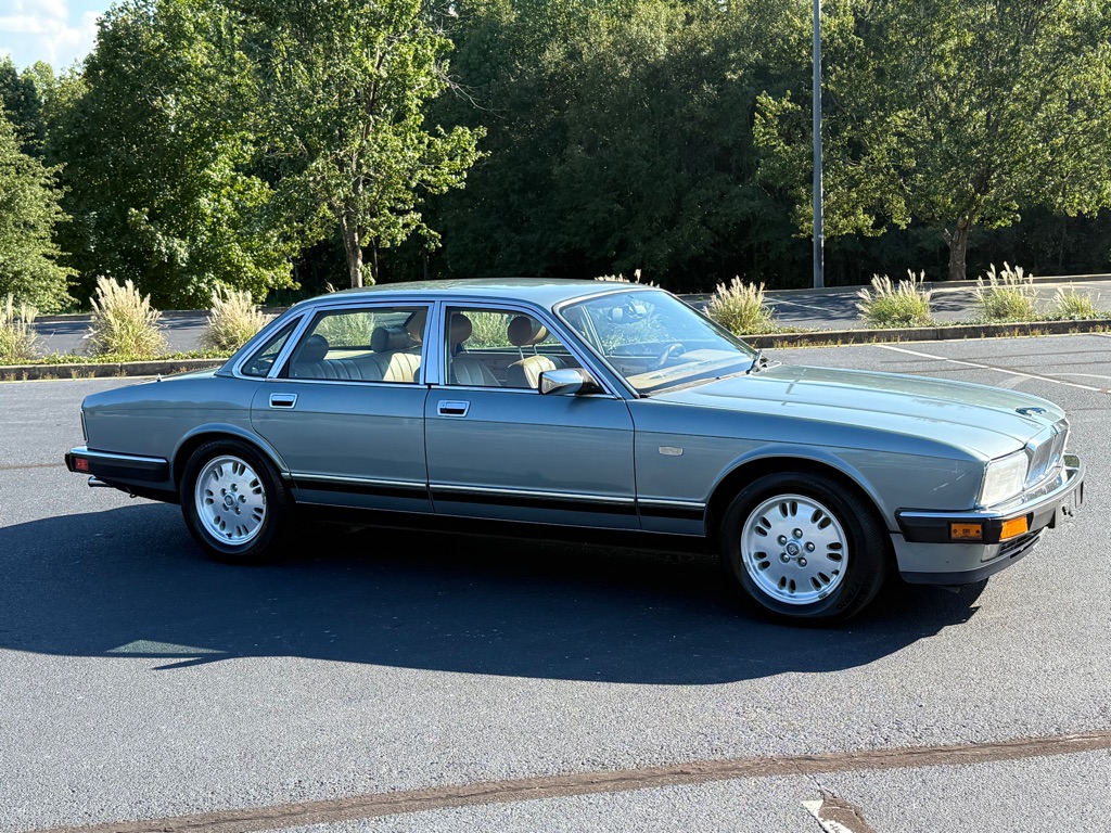 Photo 9 of this JAGUAR XJ6